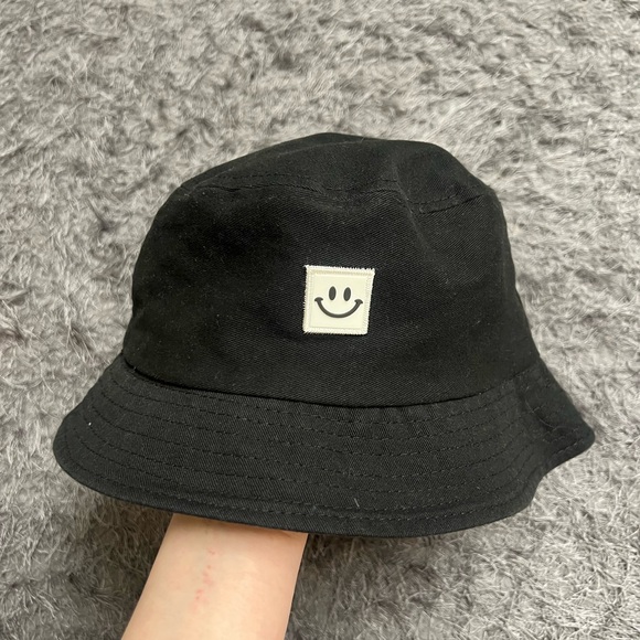 NWOT Smiley Face Bucket Hat! - Picture 1 of 10
